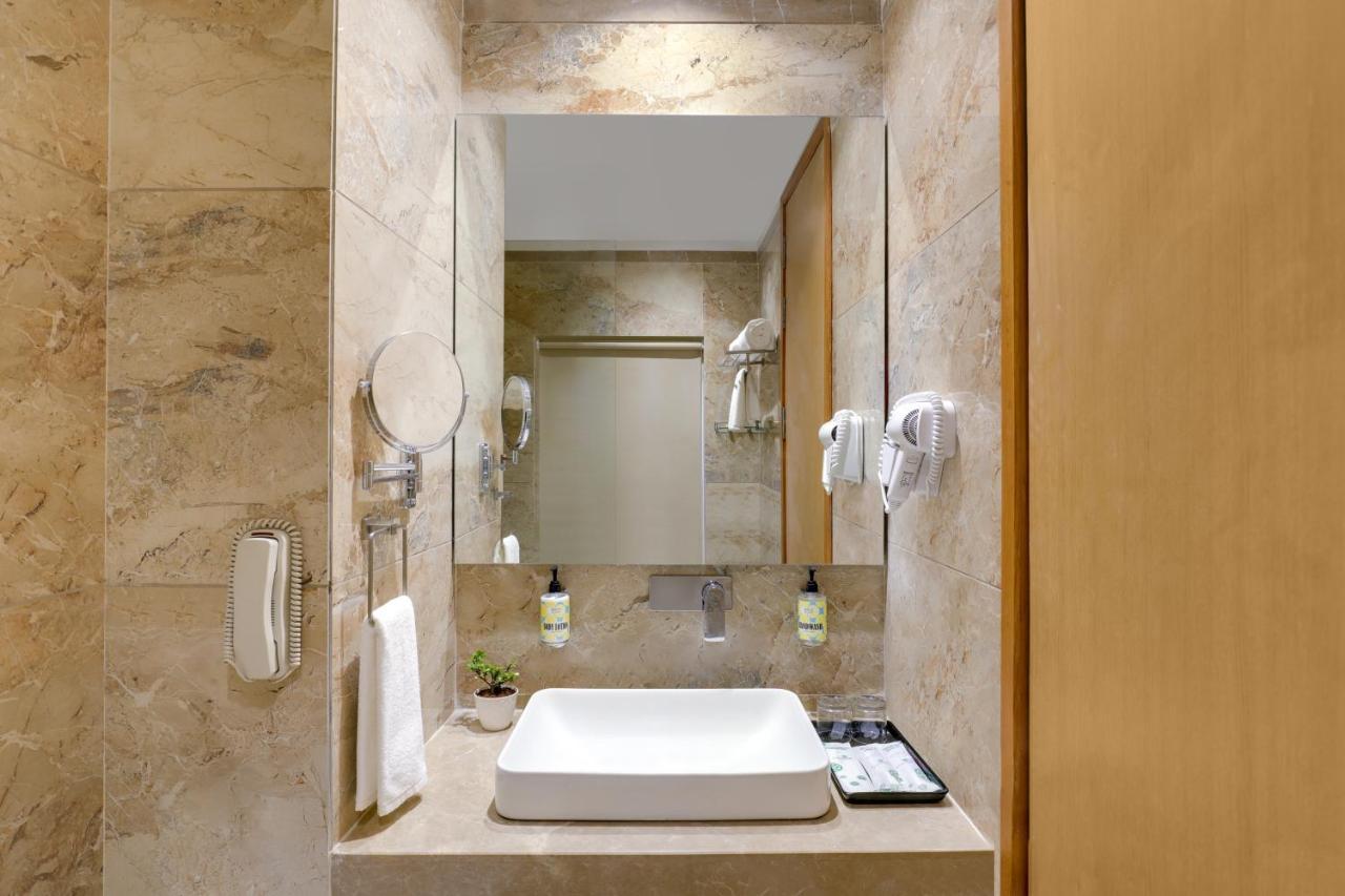 Lemon Tree Hotel Agra Shikohabad Bagian luar foto