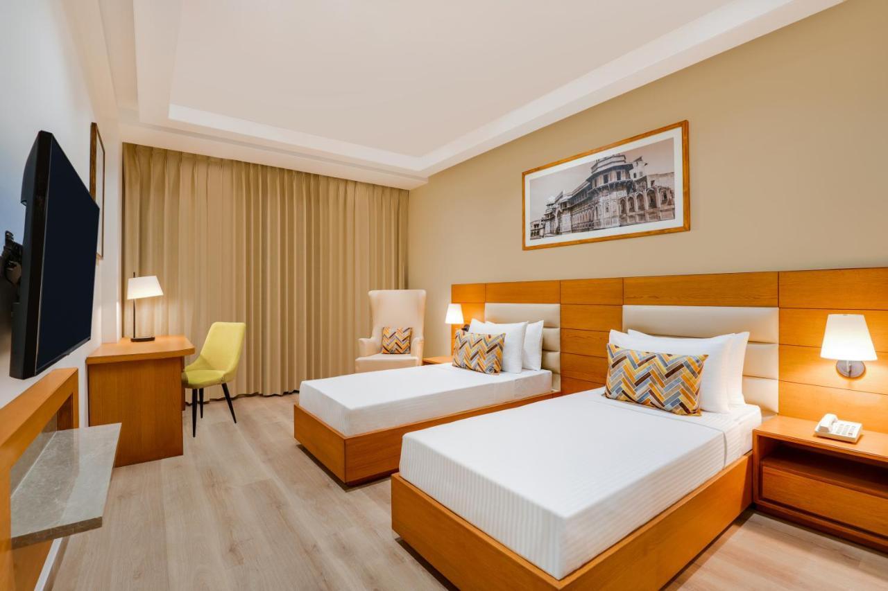 Lemon Tree Hotel Agra Shikohabad Bagian luar foto