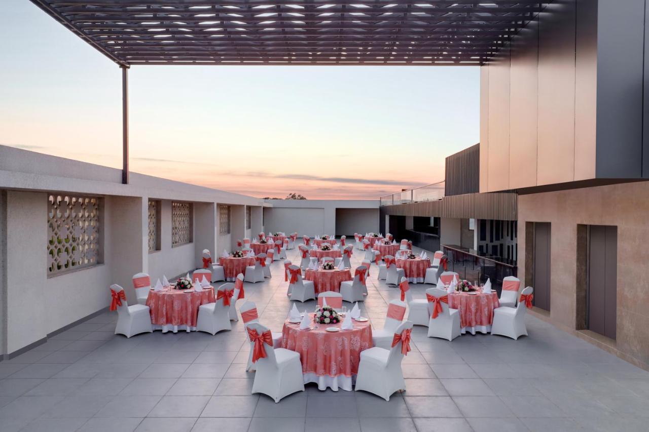 Lemon Tree Hotel Agra Shikohabad Bagian luar foto