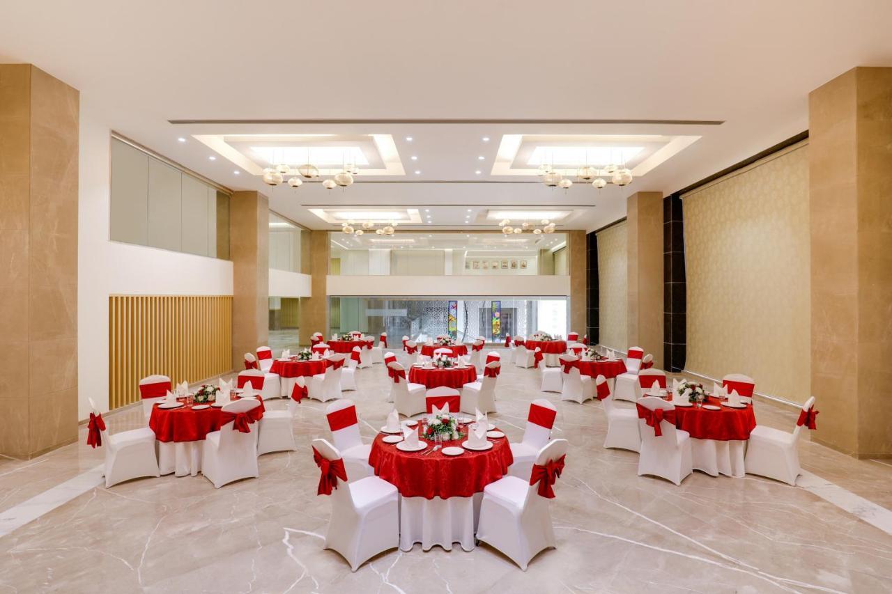 Lemon Tree Hotel Agra Shikohabad Bagian luar foto