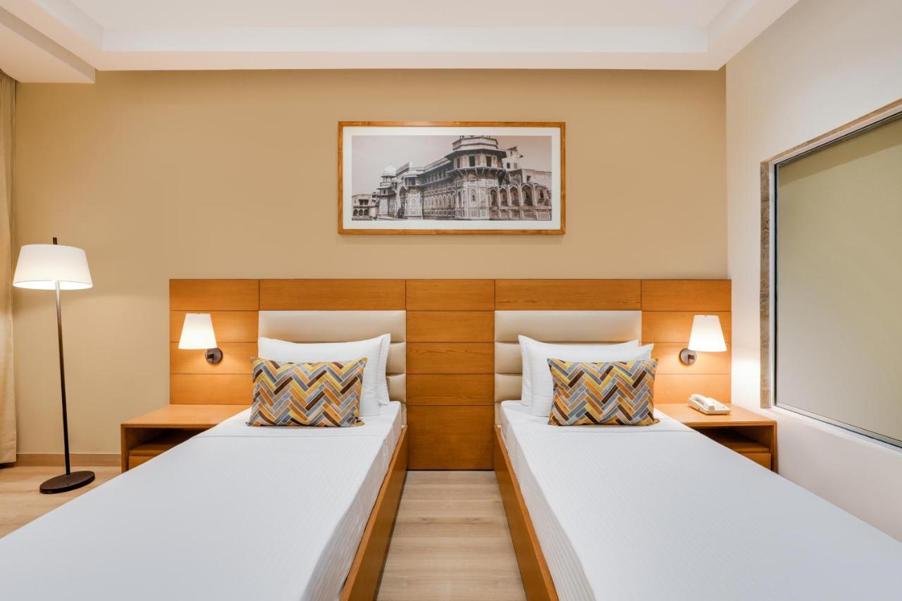 Lemon Tree Hotel Agra Shikohabad Bagian luar foto